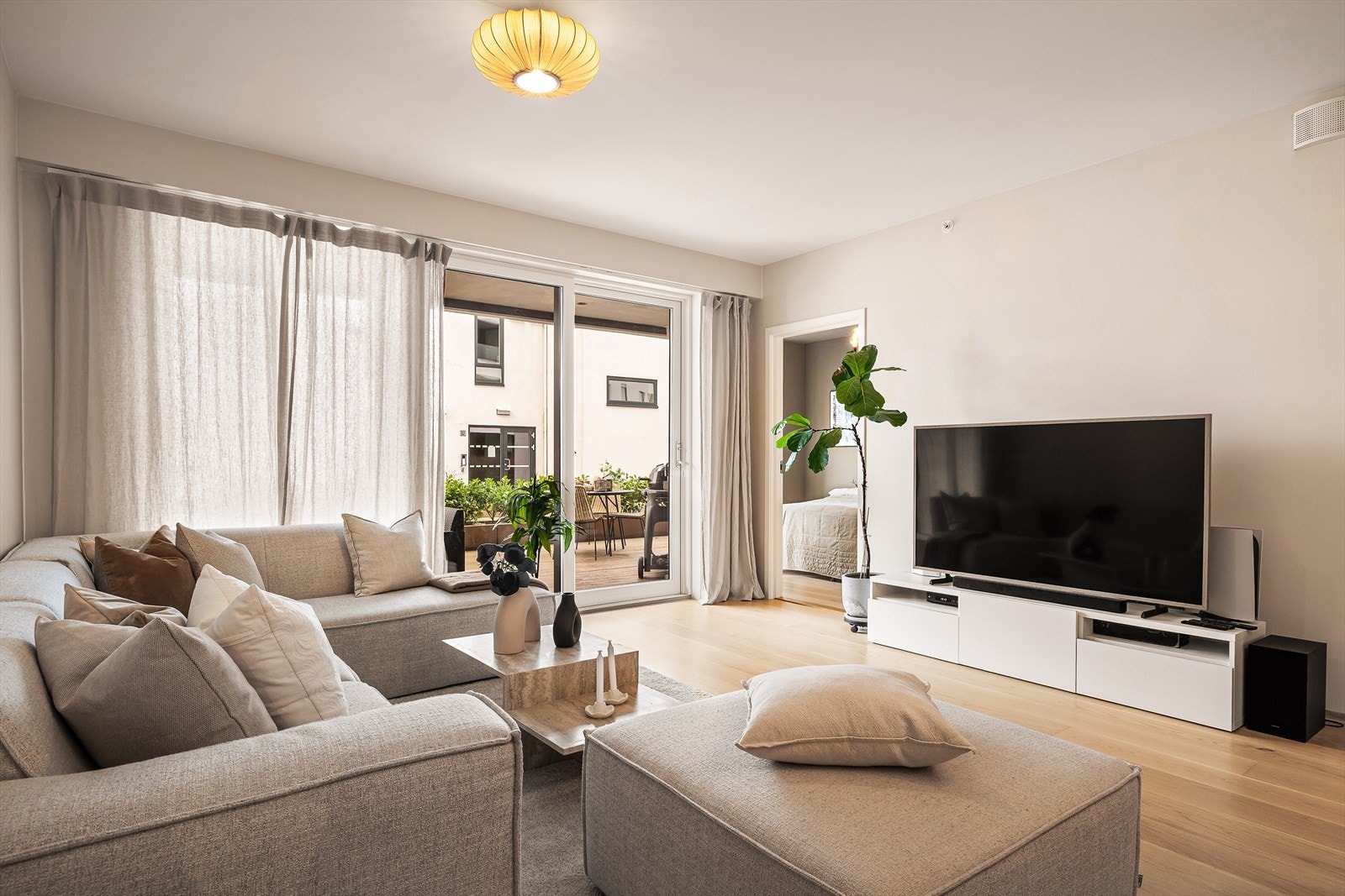 Leiligheten er enkel å innrede, har et tidsriktig fargevalg utført av interiørkonsulent, samt lekker 1-stavs parkett. Galleribilde