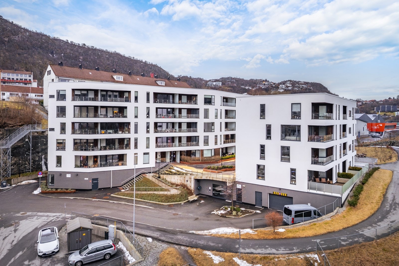 Sameiet består av 52 eierseksjoner, og i underetasjen er det garasje, boder, samt god sykkelparkering. Galleribilde