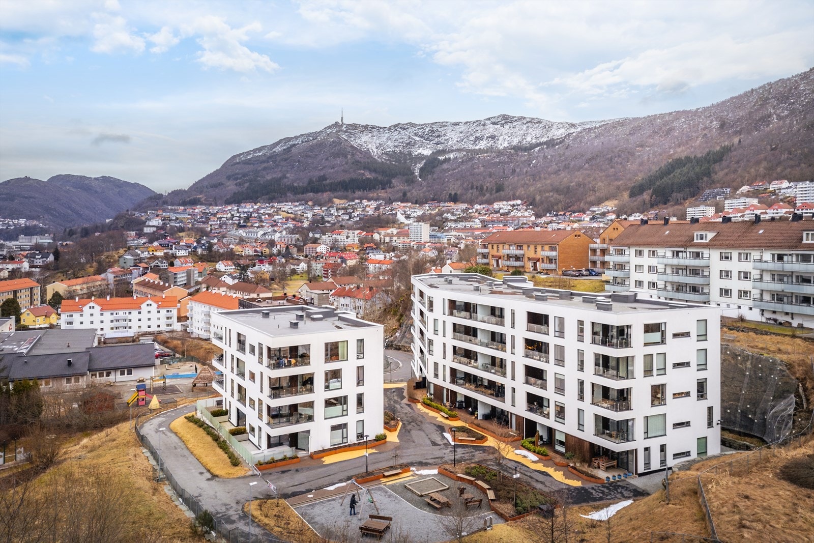 Dette moderne boligbygget ligger meget sentralt på beste Landås med svært kort vei til alle hverdagens nødvendigheter og ønsker. Den skjermede plasseringen i enden av veien sikrer en rolige og idylliske omgivelser. Galleribilde