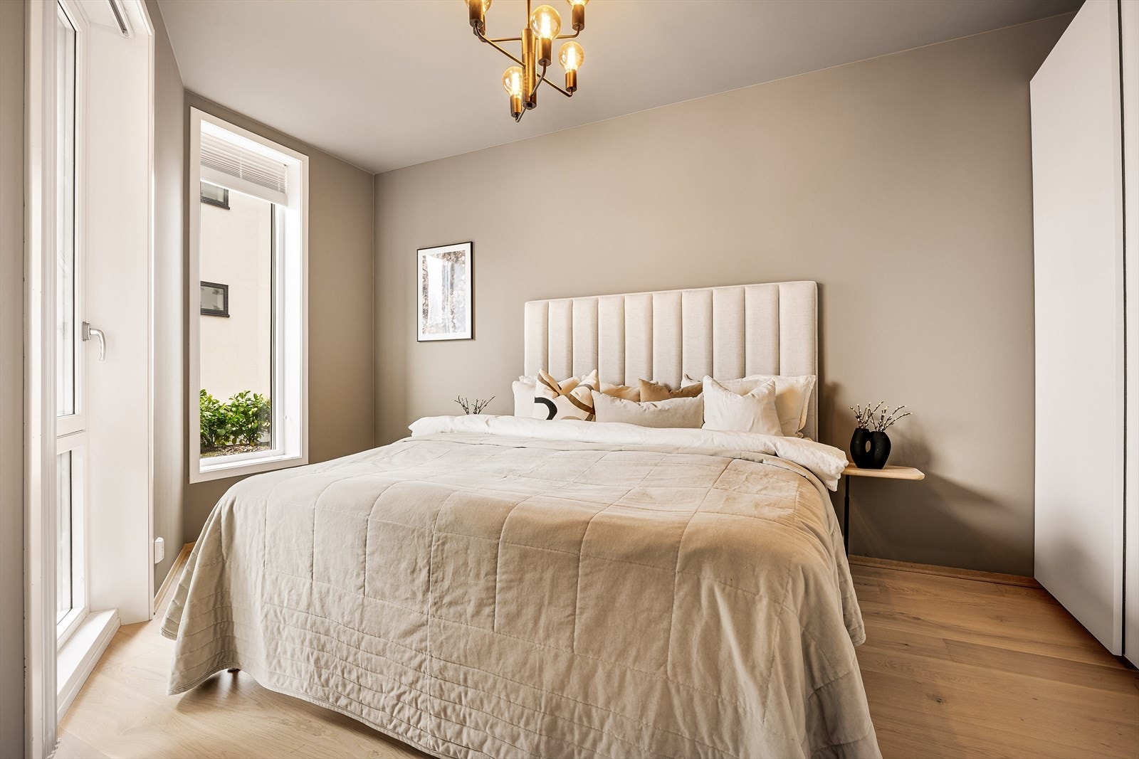 Et lyst, behagelig og rolig rom som innbyr til en god natts søvn. Klær og annet oppbevarer man enkelt i den store garderoben med skyvedører. Galleribilde