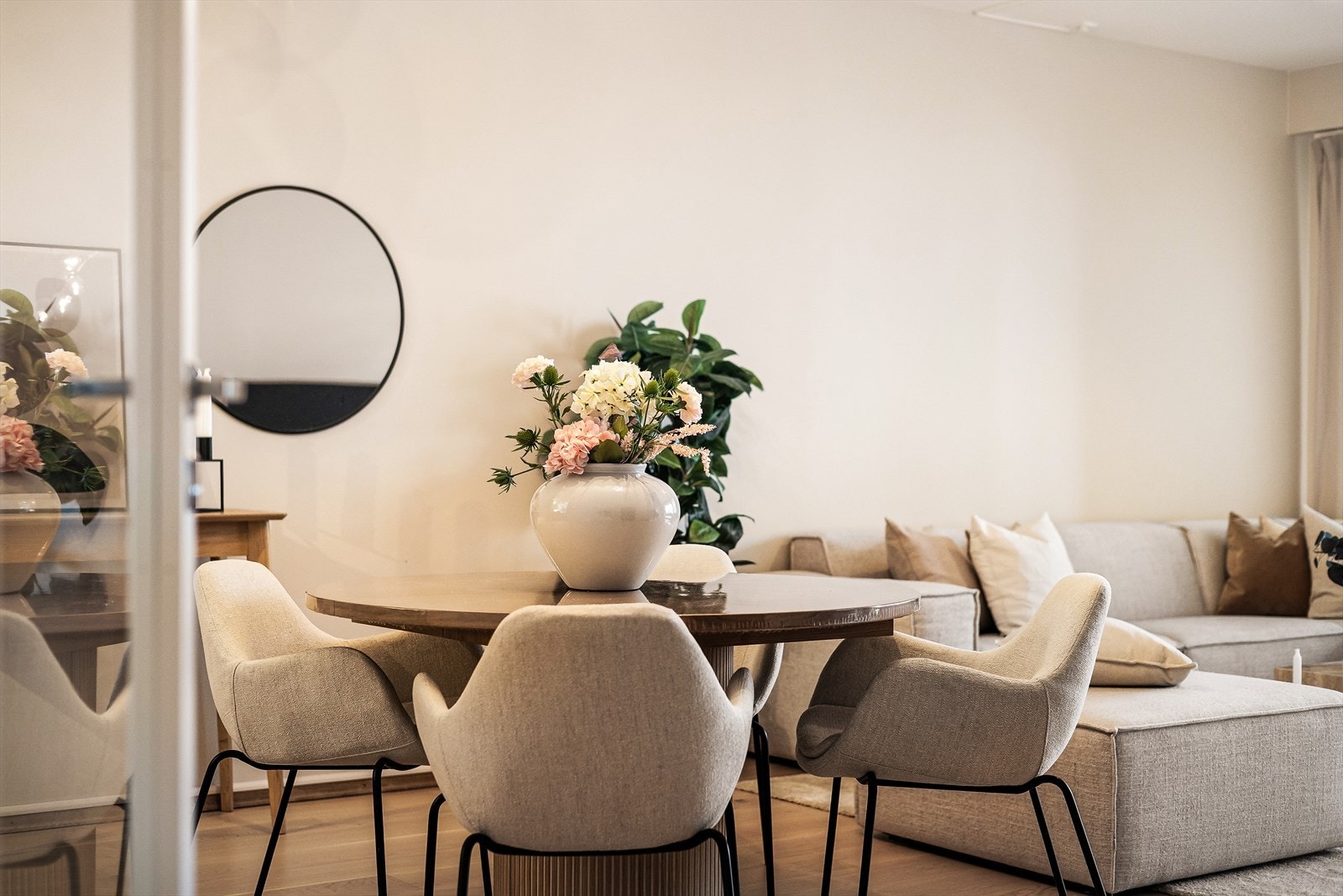 Velkommen til en hyggelig visning tirsdag 3. mars kl. 16.30-17.30. Ta gjerne kontakt med megler om du har spørsmål, komplett salgsoppgave kan enkelt lastes ned fra boligens hjemmeside. Vel møtt! Galleribilde