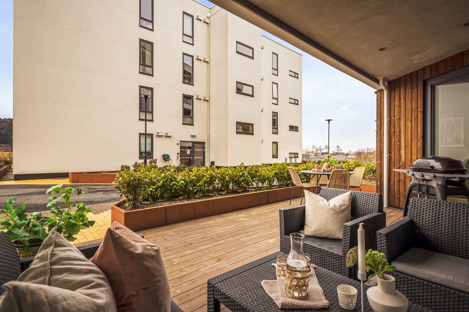 Oppsummert en sjeldent koselig uteplass som innbyr til fine stunder med venner og familie. Siden terrassen er delvis overbygget kan man også sitte ute de dagene det drypper litt! Galleribilde