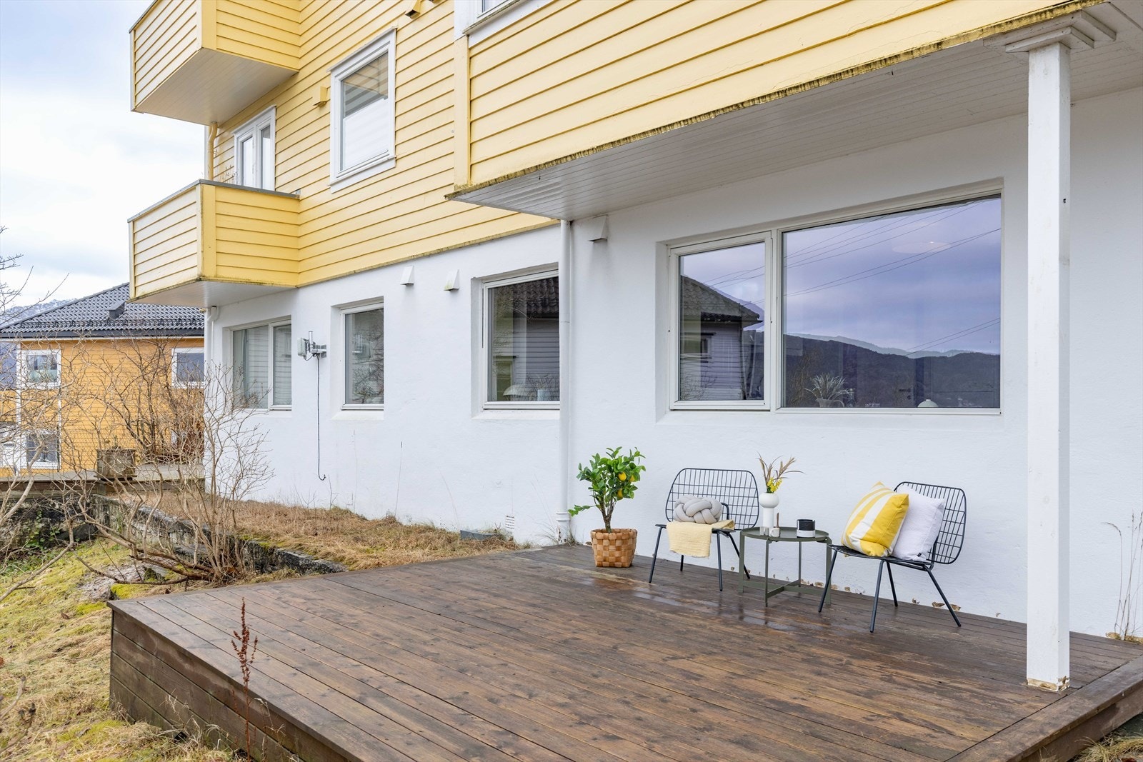 Terrassen møbleres enkelt opp med ønsket utemøblement og vakker beplantning. Dette vil være et fantastisk sted på vakre sommerdager. Galleribilde