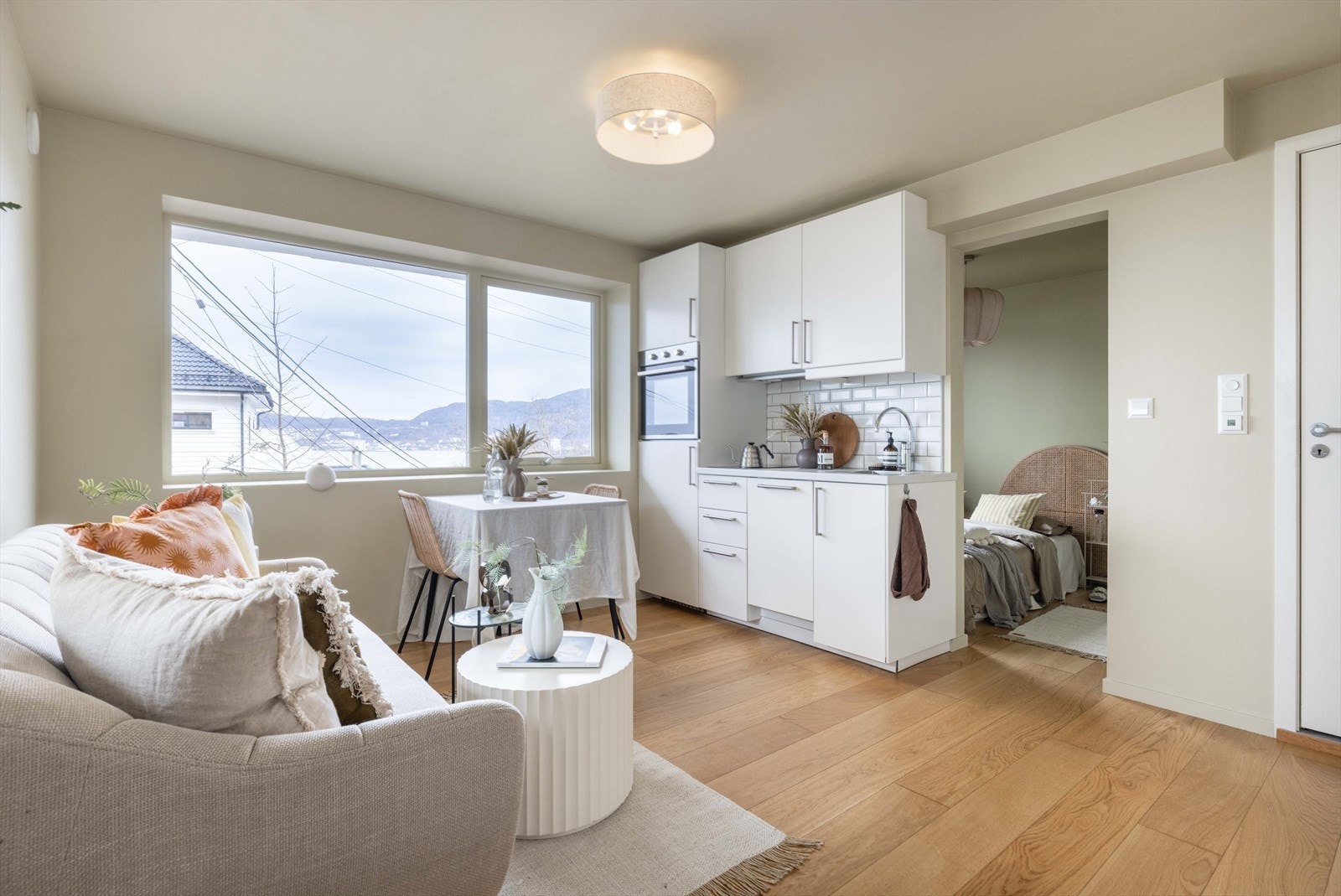 Entréen leder videre til den åpne stue/kjøkkenløsningen som fordeler leilighetens øvrige rom fint utover etasjen. Galleribilde