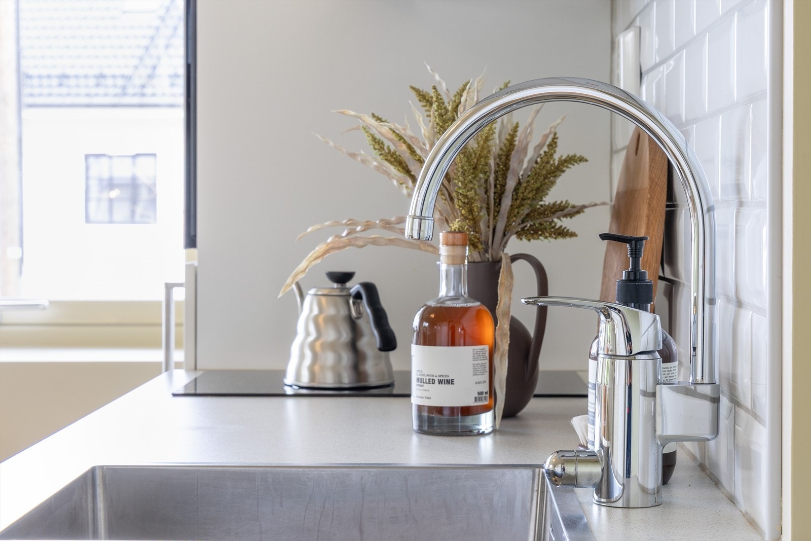 Det er nedfelt stålvask med ett-greps blandebatteri. Alle hvitevarene er integrert og du har stekeovn, induksjonstopp, smal oppvaskmaskin og kjøleskap med frysedel. Galleribilde