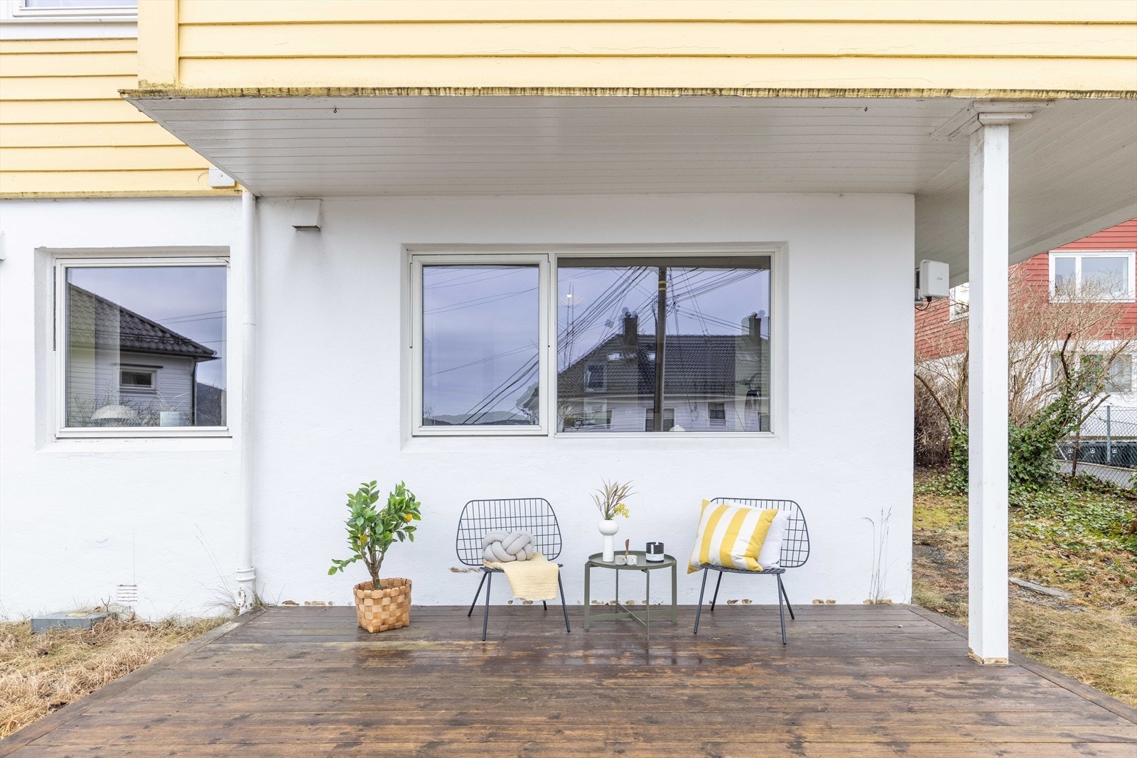 Det er få skritt fra terrassen og til inngangsdøren som ligger like rundt hjørnet. Galleribilde