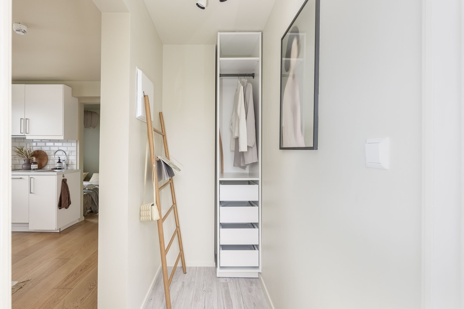 På innsiden blir du tatt imot av en lys og praktisk entré med god plass til en garderobeløsning for å henge fra deg yttertøyet. Galleribilde