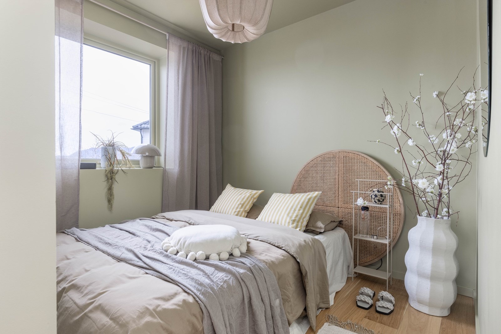 Rommet innredes enkelt med ønsket sengestørrelse og annet passende møblement. Det store vinduet sikrer deg rikelig med innslipp av det deilige naturlige lyset, og fra hodeputen kan du skimte byfjorden. Rett og slett et godt sted å våkne. Galleribilde