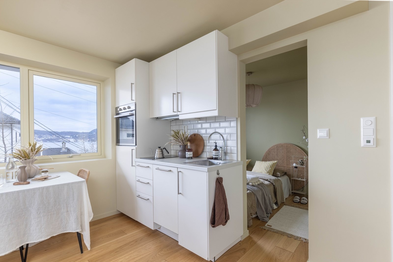 Sovealkoven ligger i bakkant av kjøkkenet og er på 5,8 kvm. Galleribilde