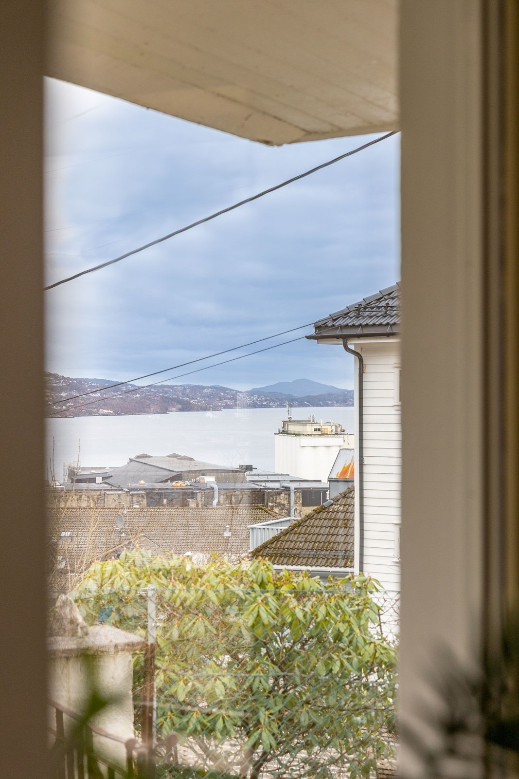 Fra egen sofakrok kan du skimte byfjorden og mot Askøy. Galleribilde