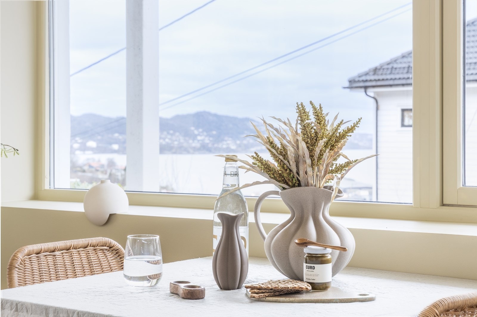 Moderne og gjennomført leilighet med stor terrasse og utsikt mot Byfjorden. Smart planløsning og attraktiv beliggenhet med kort vei til butikk, buss, sentrum og studiesteder. Et førstegangskjøp mange drømmer om - bedre å eie enn å leie. Galleribilde