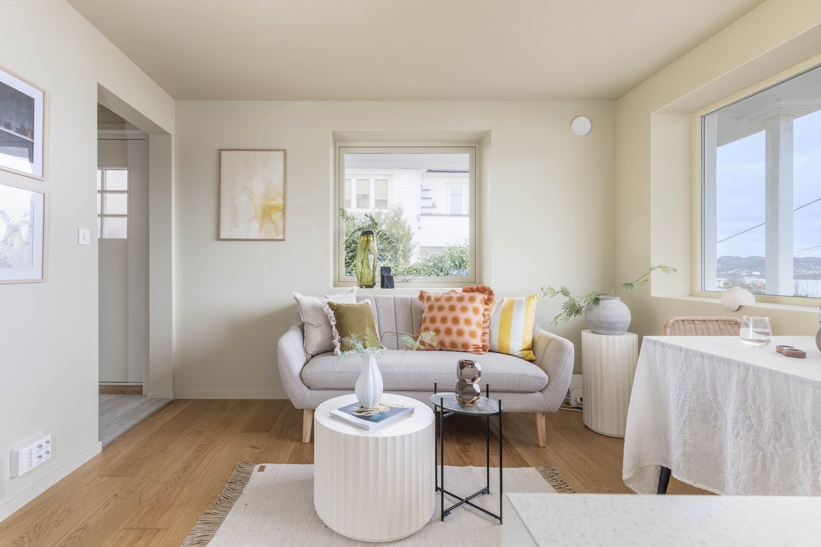 Den åpne stue/kjøkkenløsningen er et deilig og sosialt rom som gir deg mulighet til å møblere med både sittegruppe og spisebord. Galleribilde