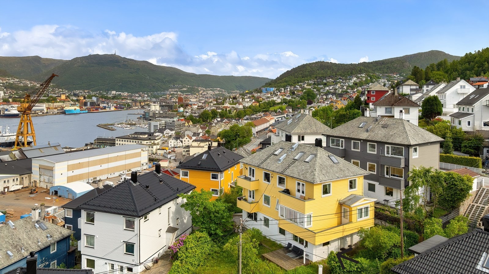 Leiligheten ligger fint til på første plan, med egen inngang og stor terrasse på hele 13,1 kvadratmeter. Galleribilde