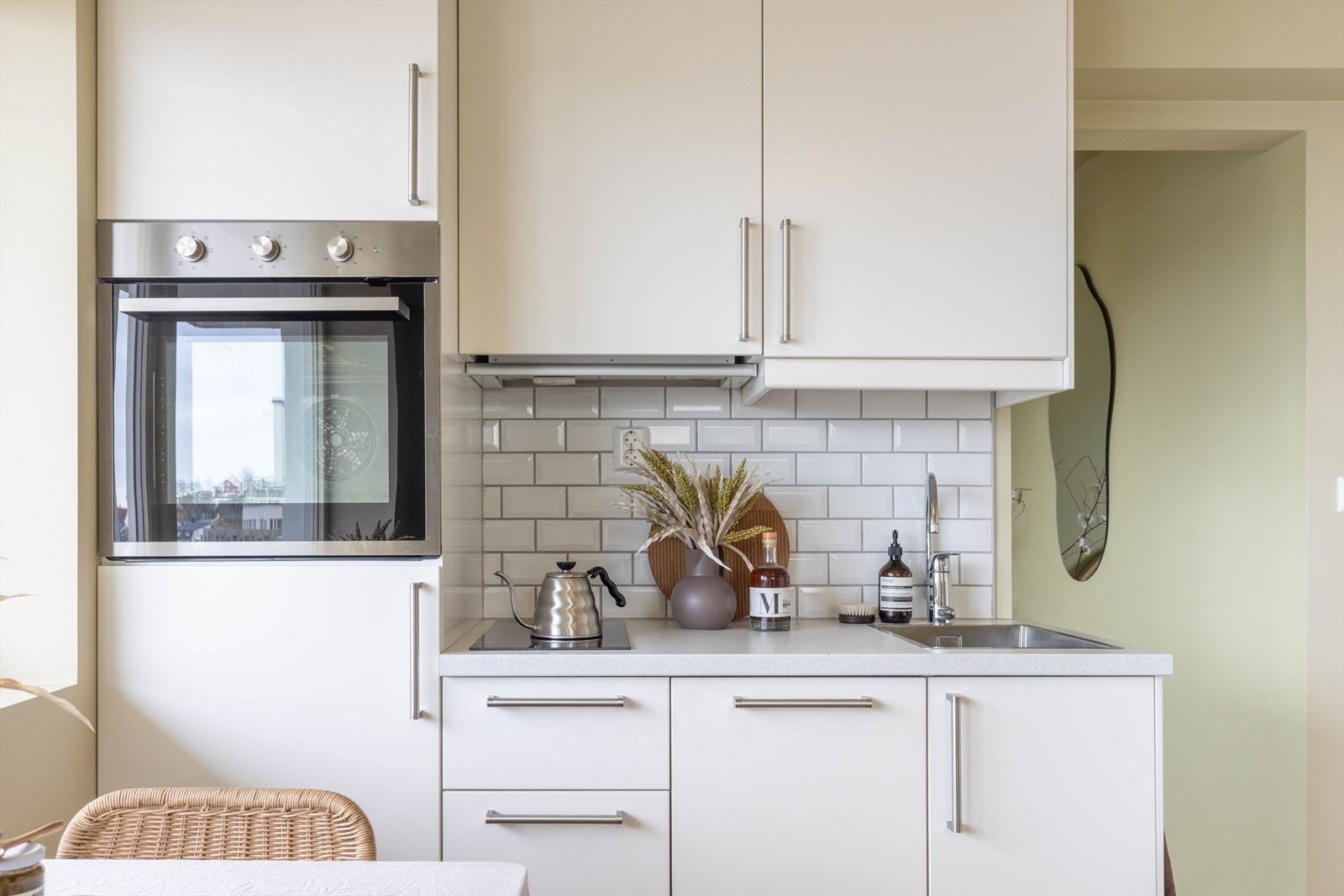 Kjøkkenet ligger i en åpen løsning med stue, noe som gjør rommet sosialt og inkluderende. Galleribilde