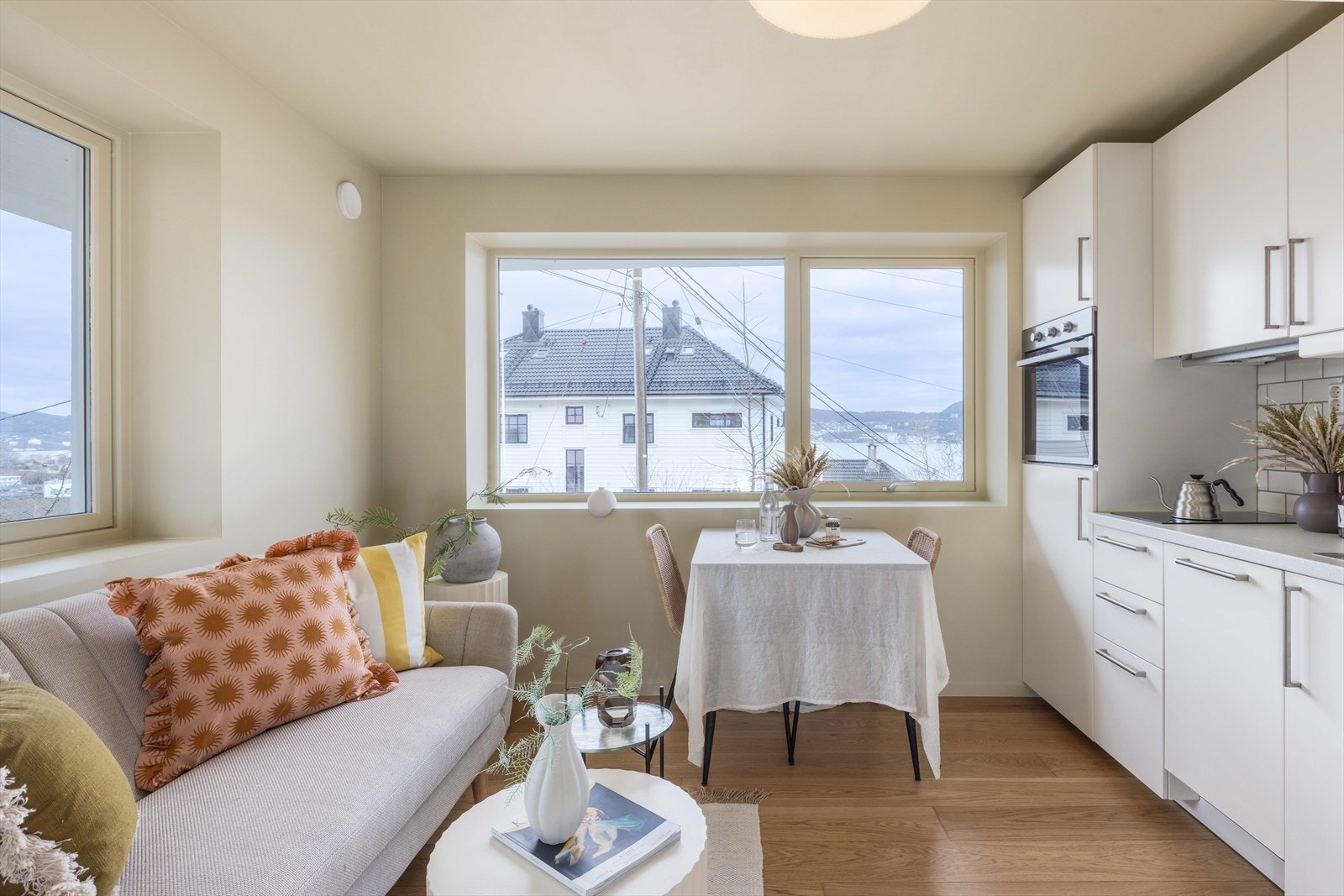 Førsteinntrykket er moderne, lyst og innbydende, hvor tidsriktige farger på overflatene og nydelig en-stavs parkett er gjennomgående for hele leiligheten. Galleribilde