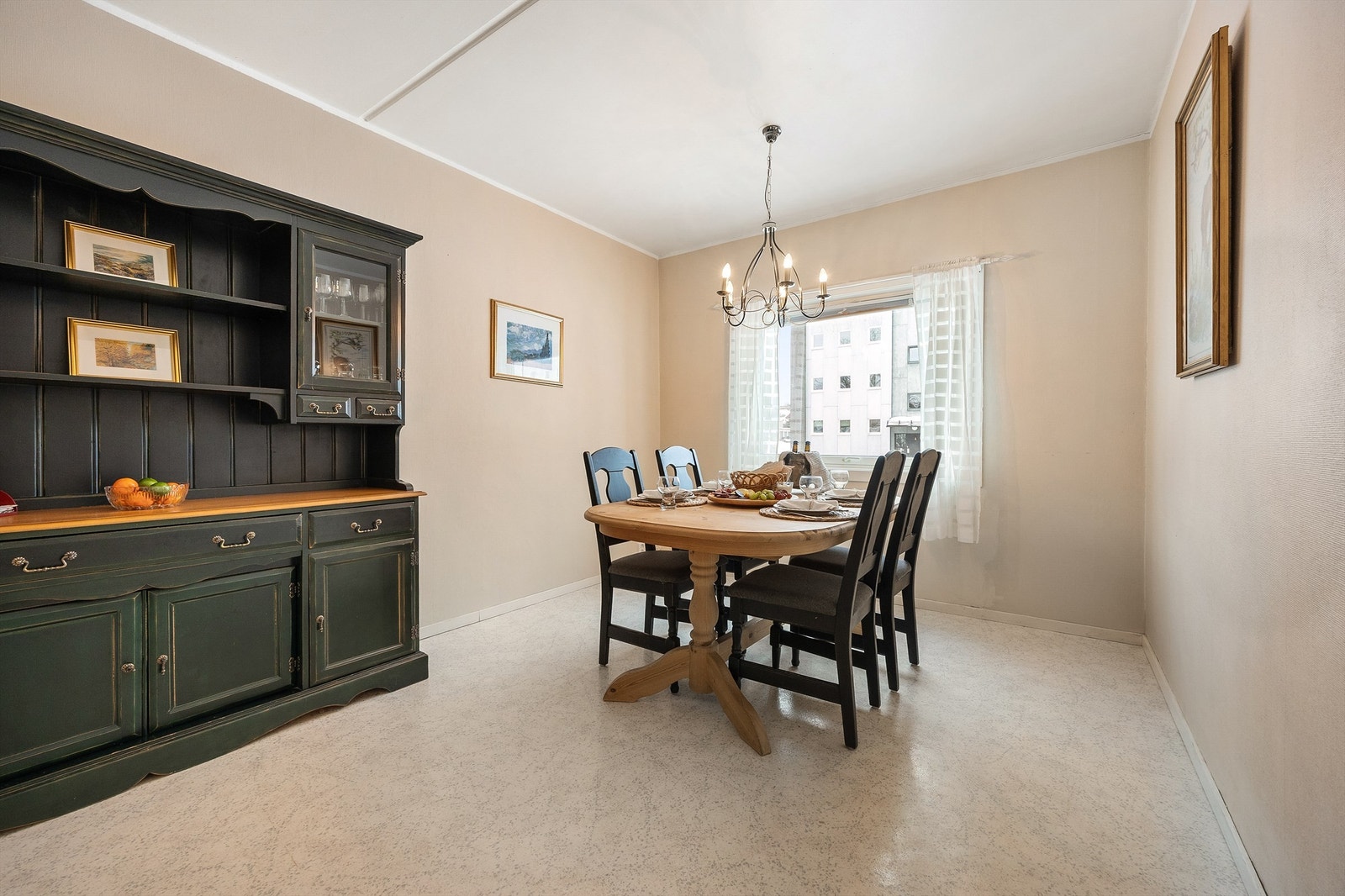 Det ene soverommet benyttes i dag som spisestue, noe som gir fleksible bruksmuligheter etter behov. Galleribilde