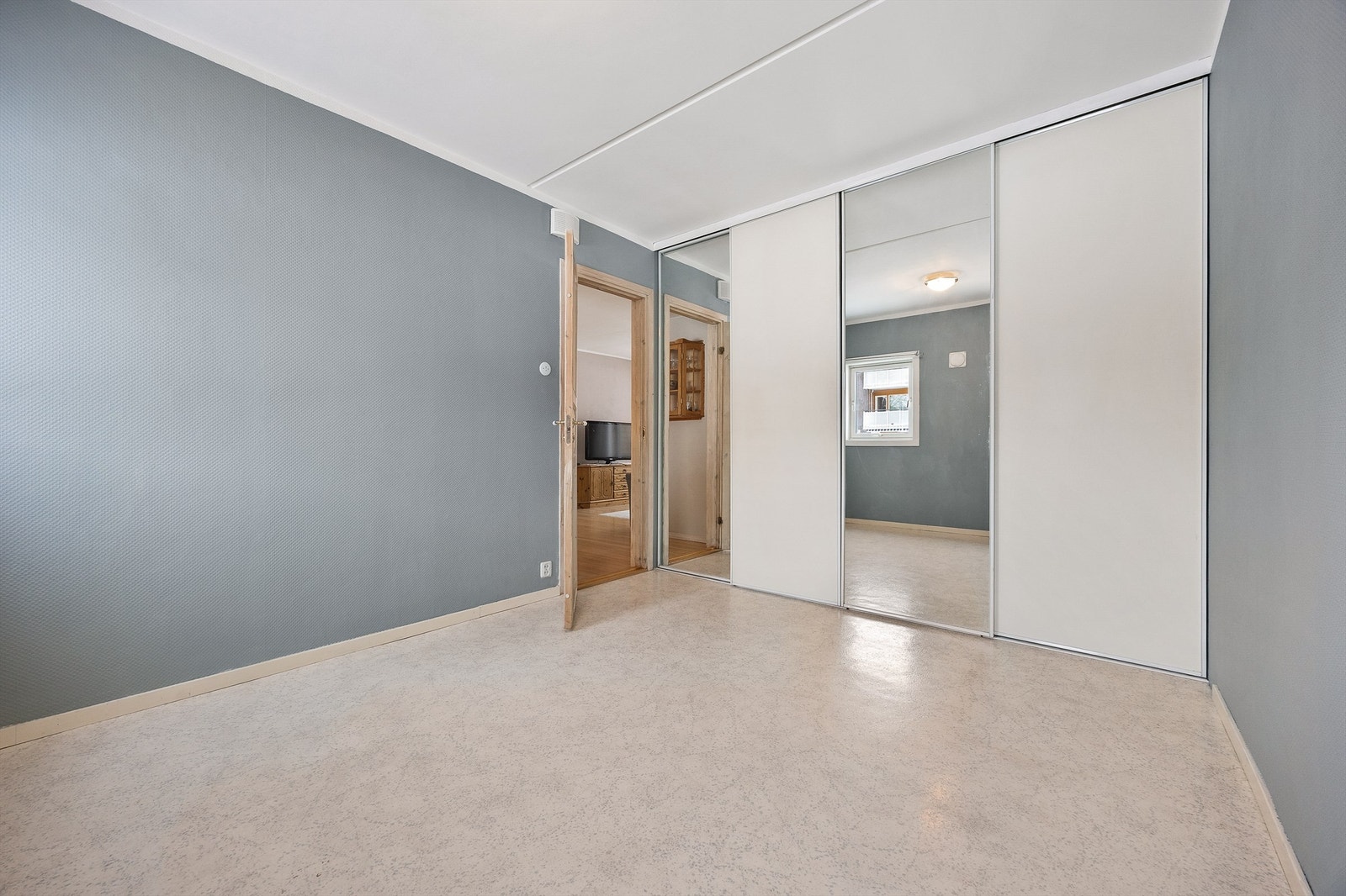 På hovedsoverommet er det en praktisk bod plassert bak skyvedører, som gir ekstra og smart oppbevaringsplass. Galleribilde