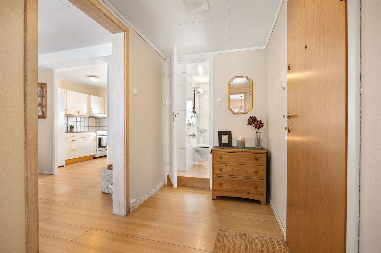 I entréen er det calling-system til hovedinngangen, som gir både komfort og ekstra sikkerhet. Galleribilde