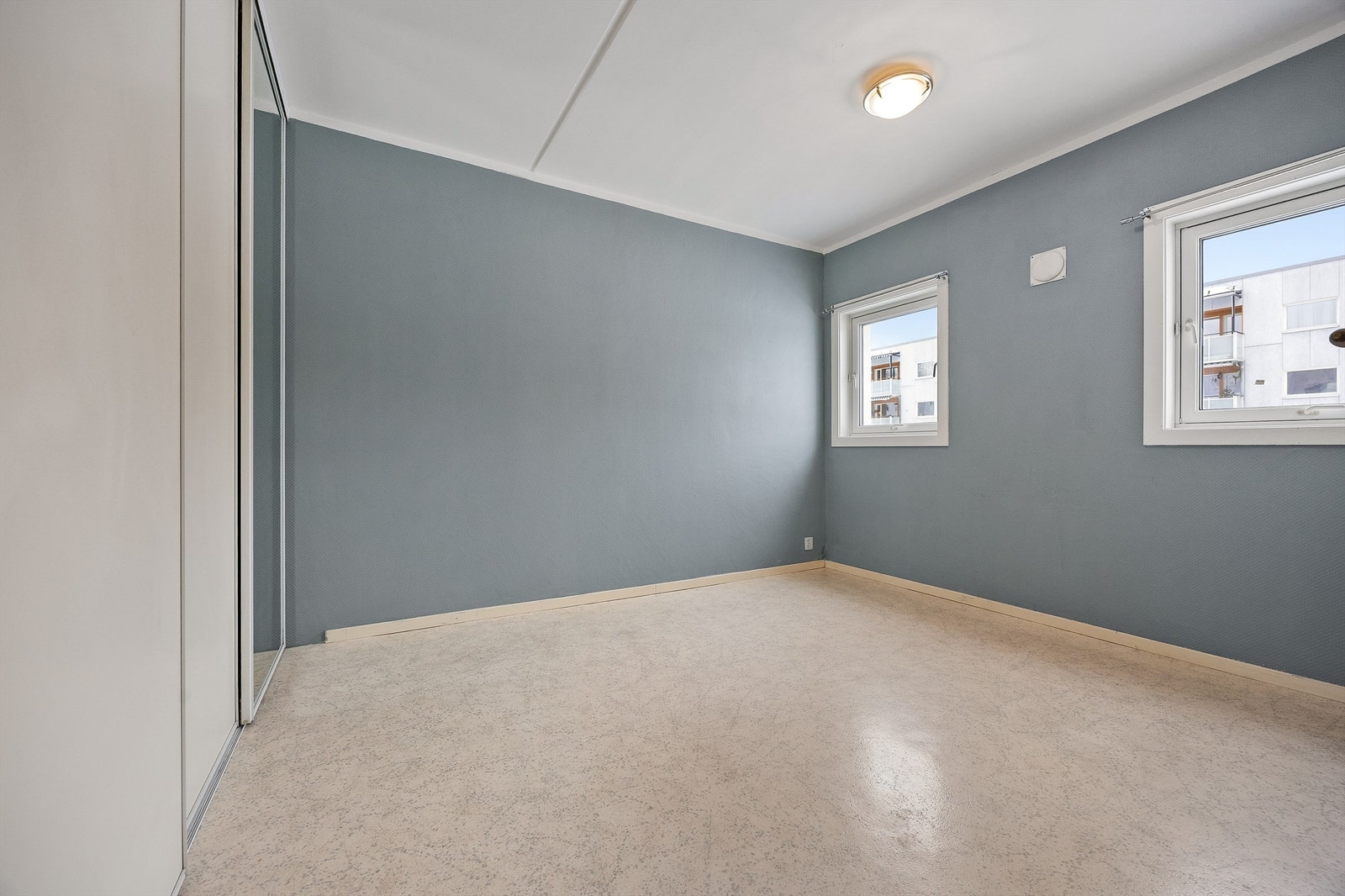 Boligen har to romslige soverom med god plass til både seng og garderobeløsninger. Galleribilde