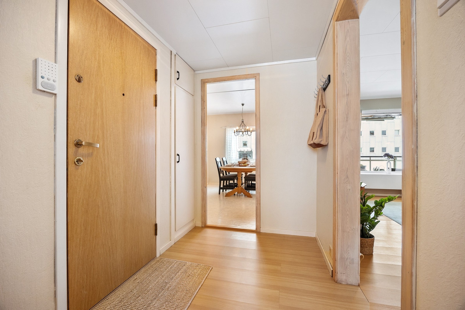 Lys og innbydende entré med god plass til yttertøy og sko. Galleribilde