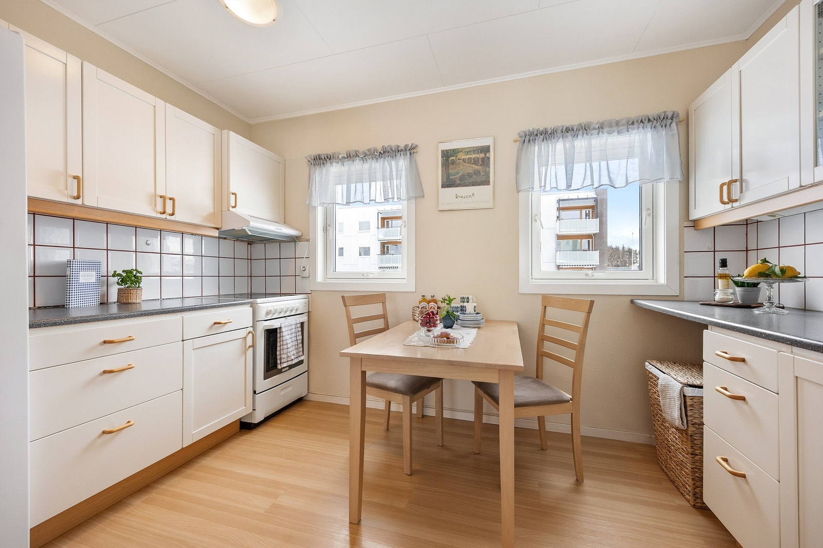 Kjøkken med innredning med slette fronter. Galleribilde