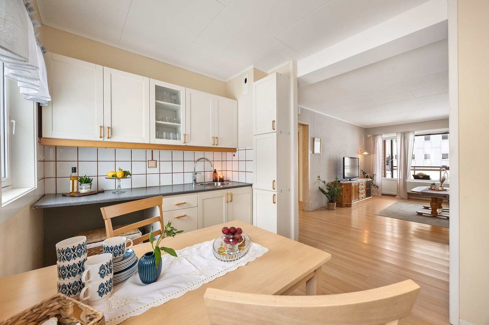 Laminat benkeplate og fliser mellom benk og overskap. Galleribilde