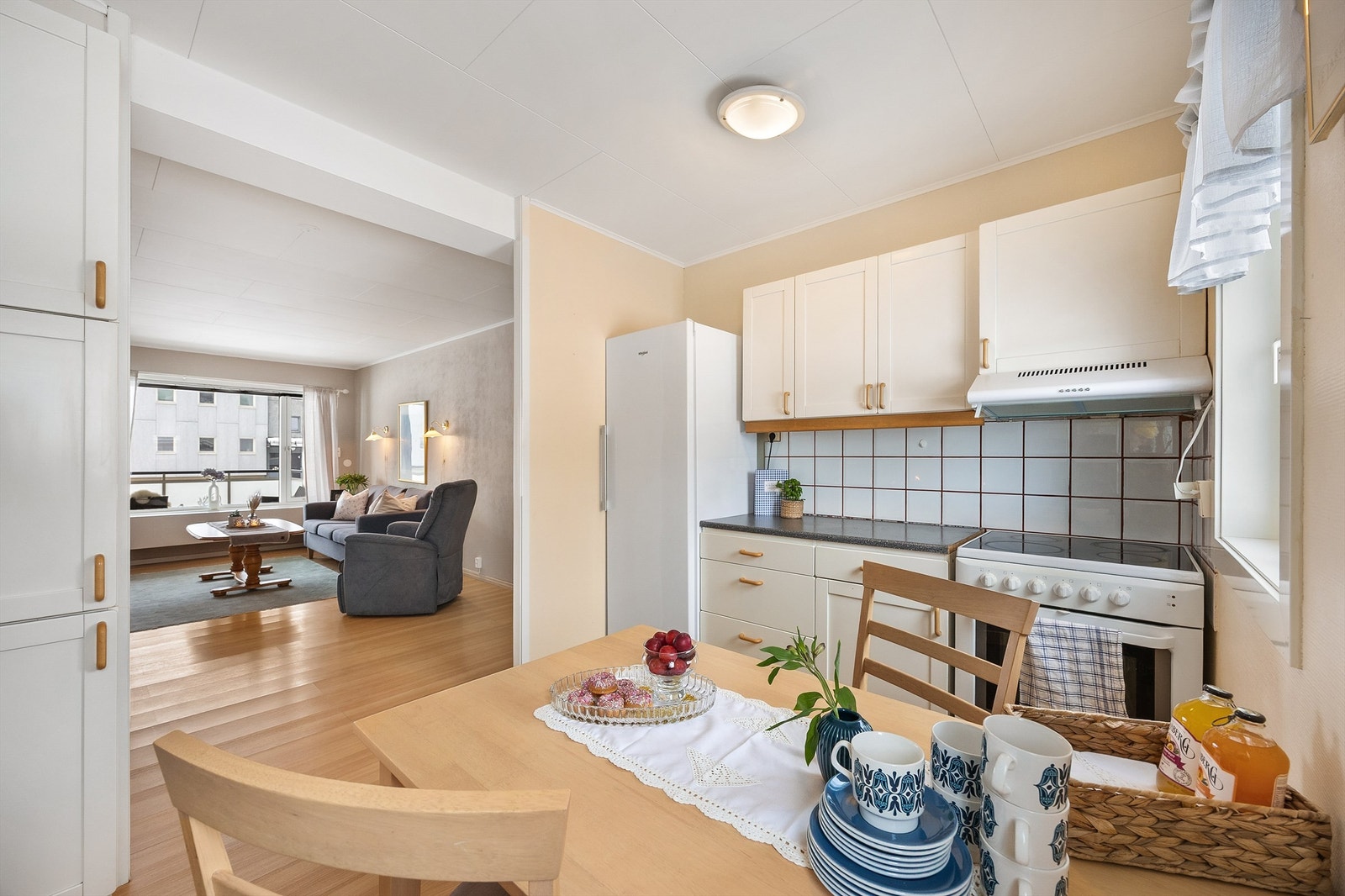 Kjøkkenet har frittstående hvitevarer og gode arbeidsflater. Galleribilde