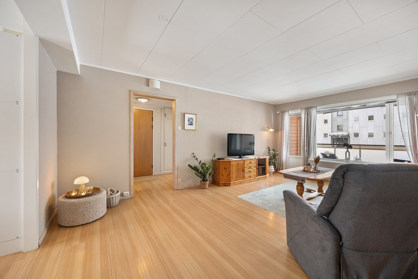 Fra stuen er det utgang til vestvendt balkong, utstyrt med markise, et fint sted å nyte ettermiddag- og kveldssolen. Galleribilde