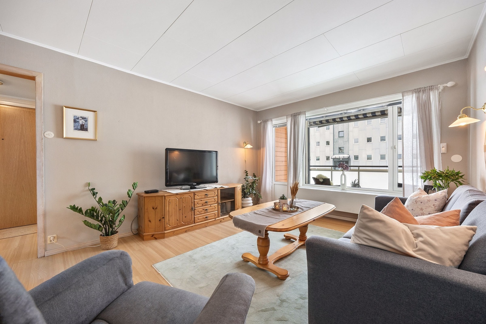 Romslig og åpen stue med god plass til både sofagruppe og TV-løsning. Galleribilde