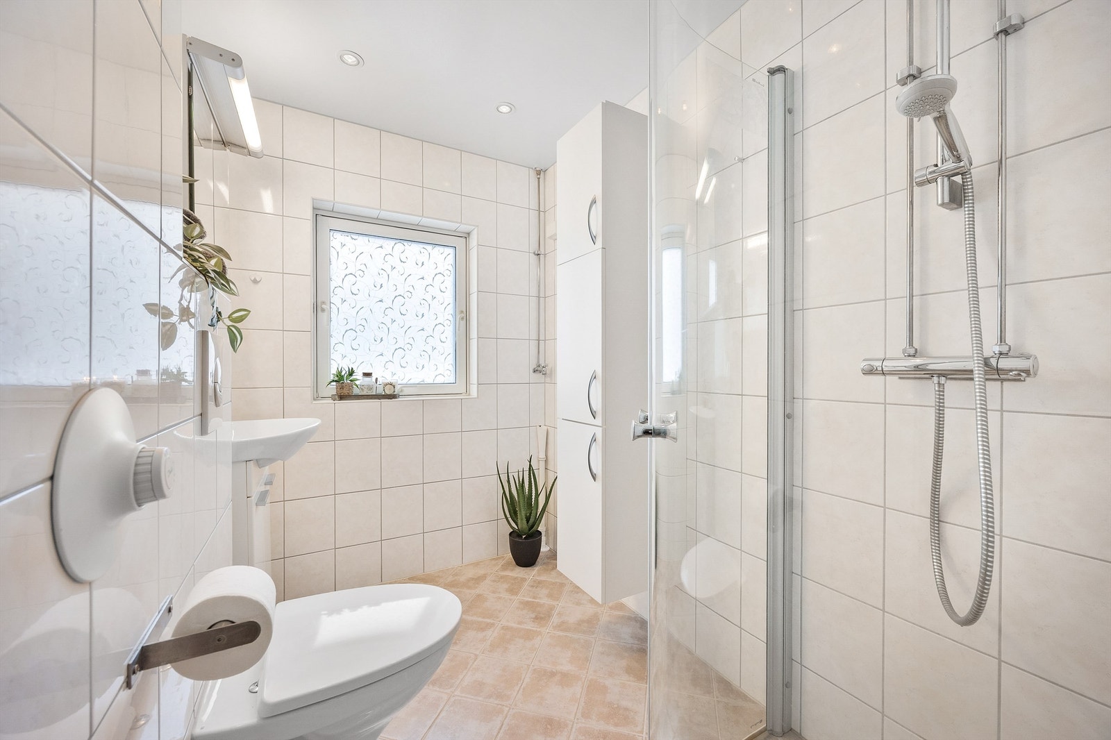 Pent baderom oppgradert i regi av borettslaget i 2012 med flislagt gulv med gulvvarme og flislagte vegger. Galleribilde