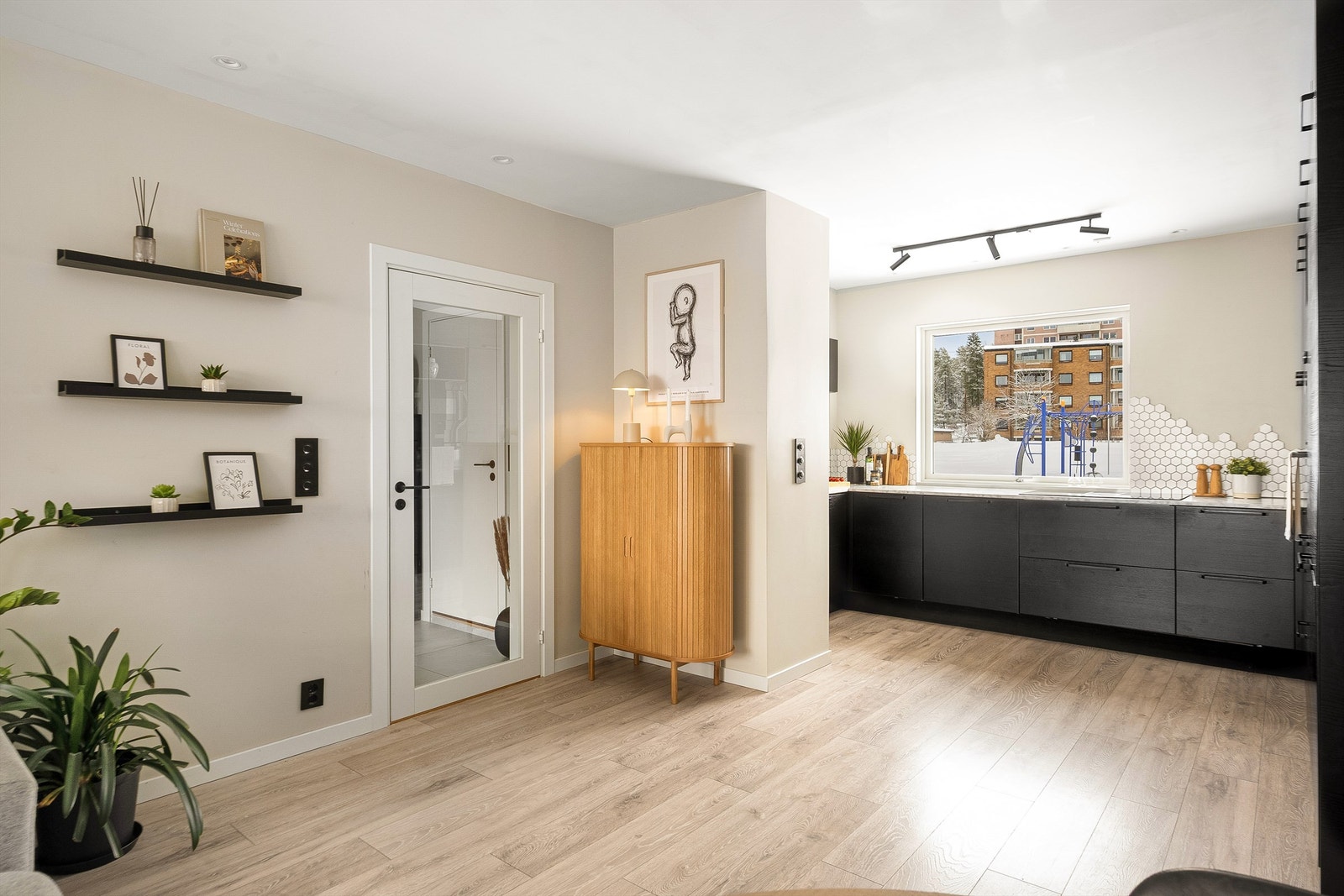 Den åpne løsningen mellom stue og kjøkken skaper en sosial og luftig atmosfære. Galleribilde