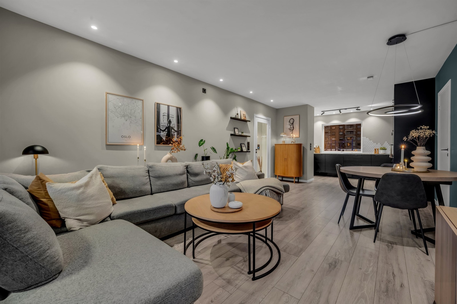 Den åpne planløsningen gjør rommet til en naturlig samlingsplass i boligen. Galleribilde