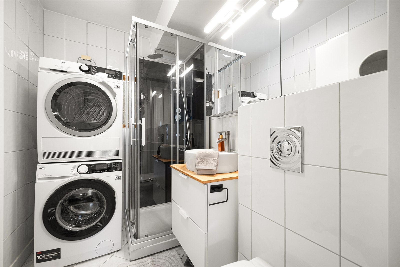 Dusjkabinett med skyvedører i glass, samt dusjarmatur med både hånd- og regndusj. Galleribilde