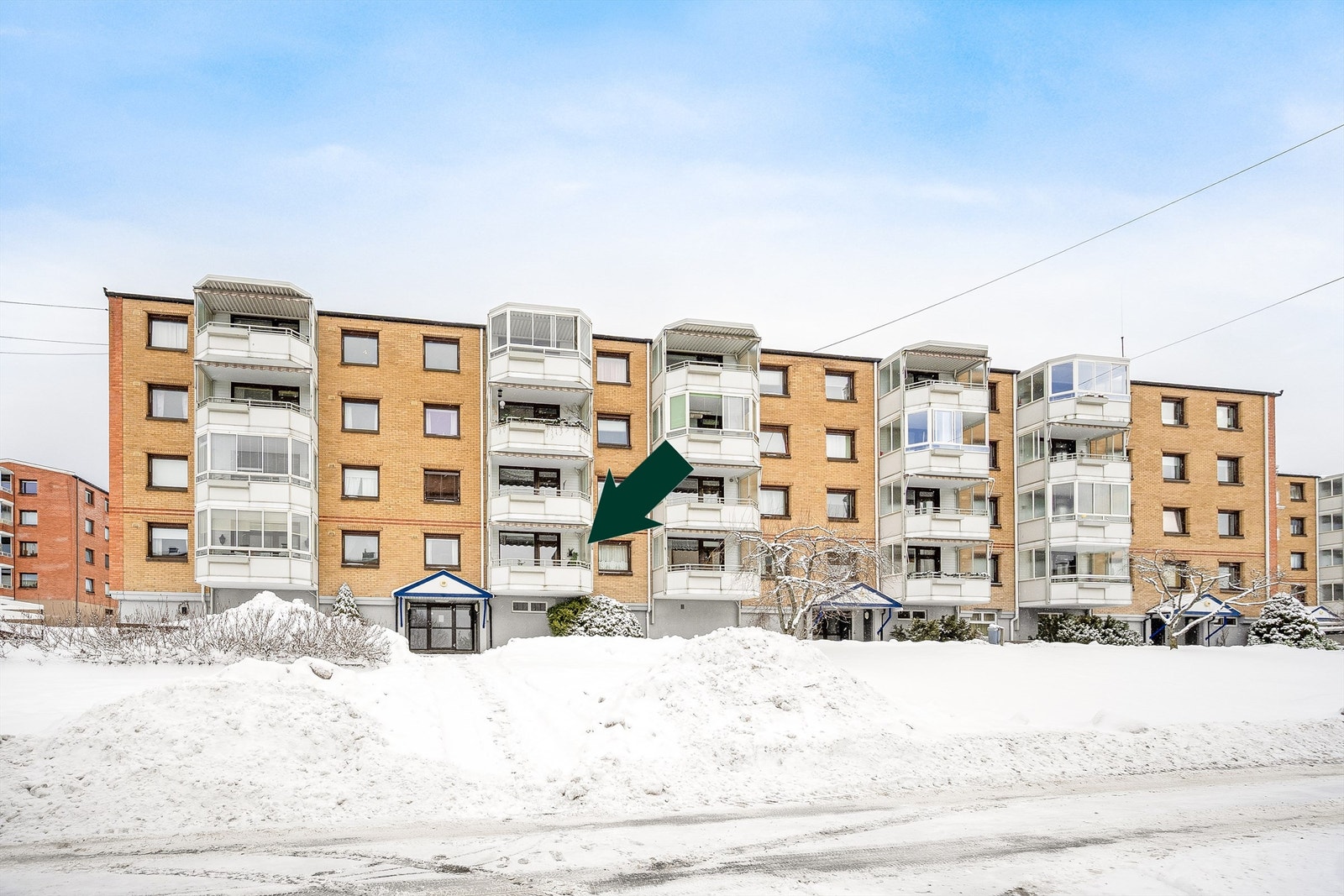 Bygningen har fasader i teglstein og panel, oppført i 1959. Galleribilde
