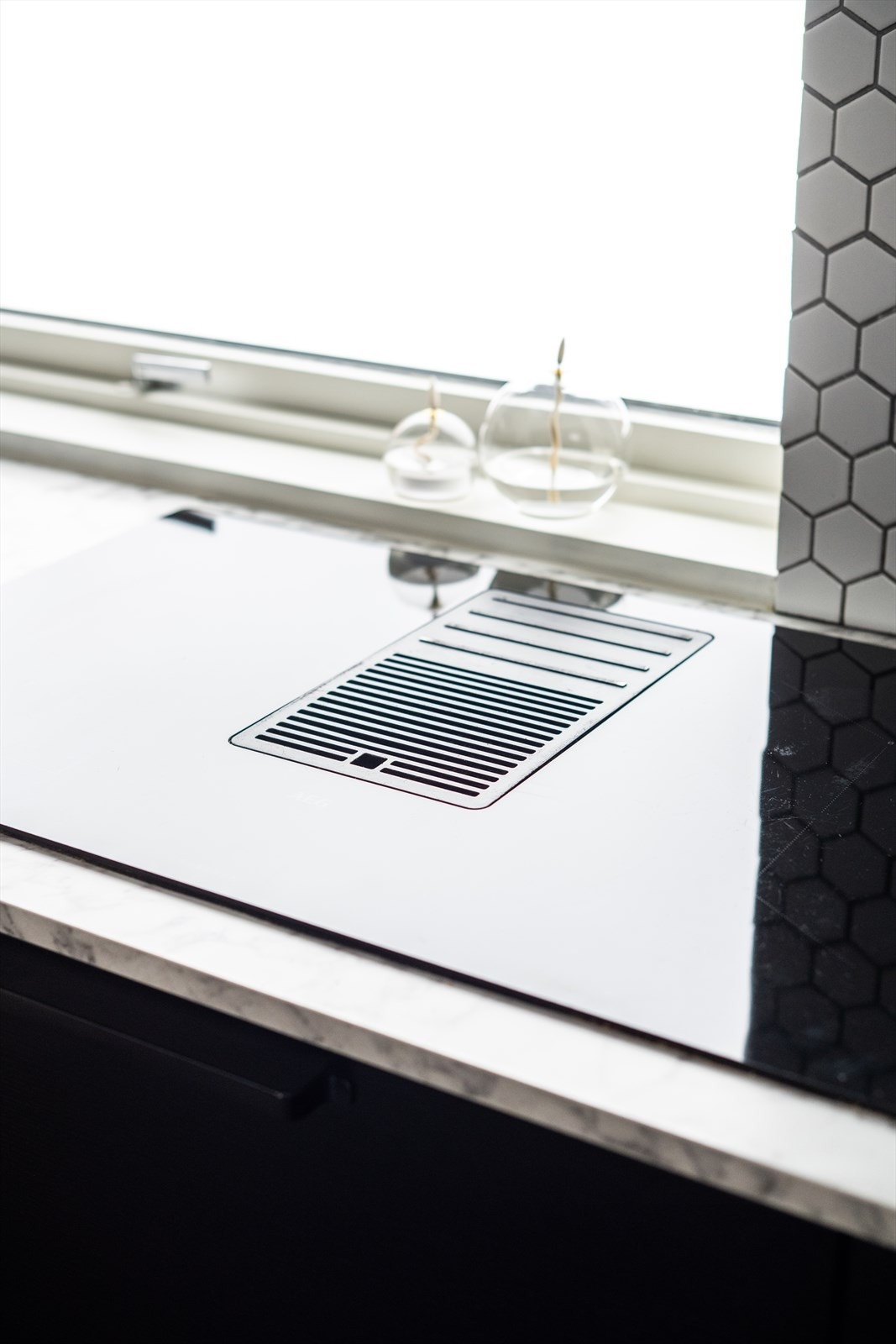 Kjøkkenet er utstyrt med nedfelt induksjonstopp med integrert ventilator. Galleribilde