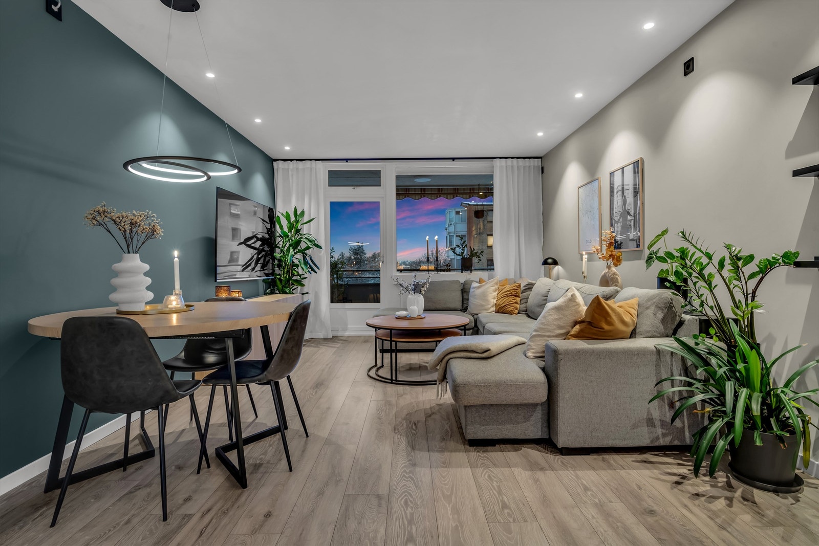 Downlights og moderne belysning skaper en behagelig stemning på kveldstid. Galleribilde