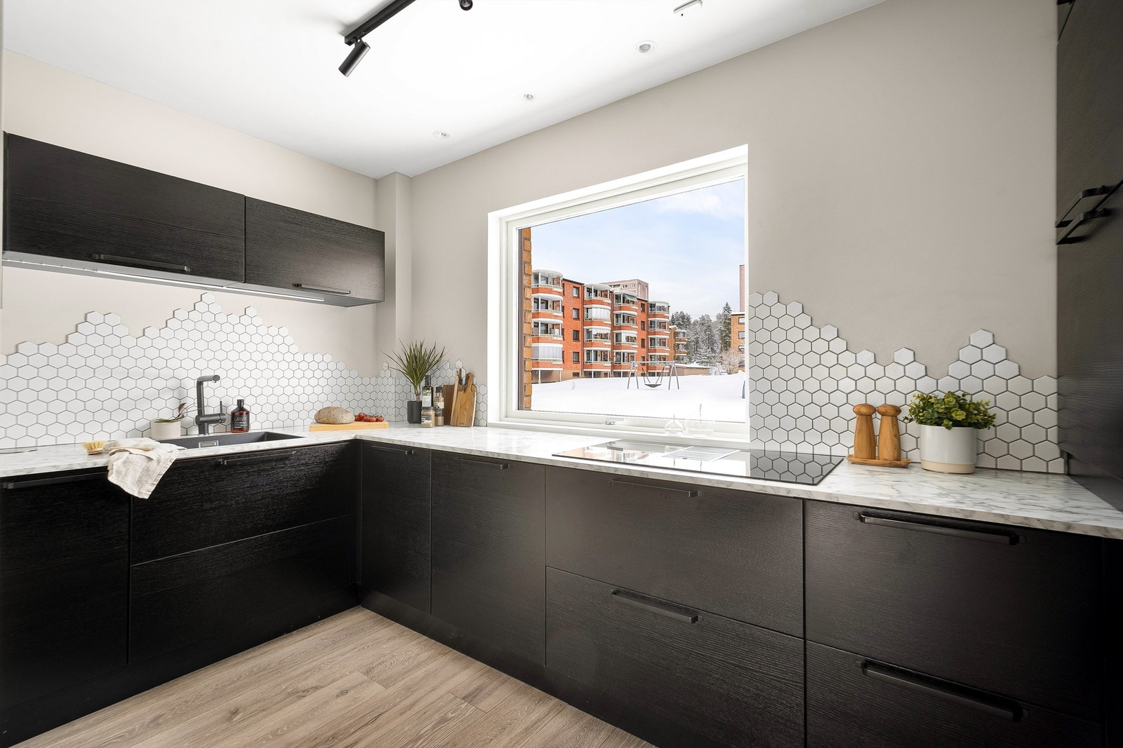 Fra kjøkkenvinduet har du god oversikt over bakgården og lekeplassen. Galleribilde