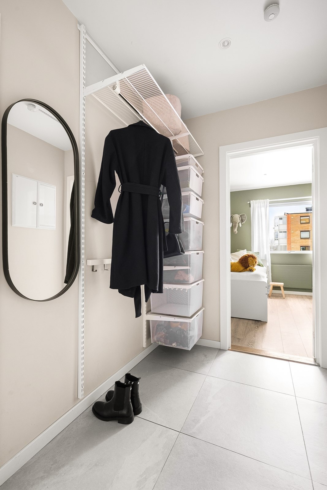 Velkommen inn! Entréen har god oppbevaringsplass og gulvvarme. Galleribilde