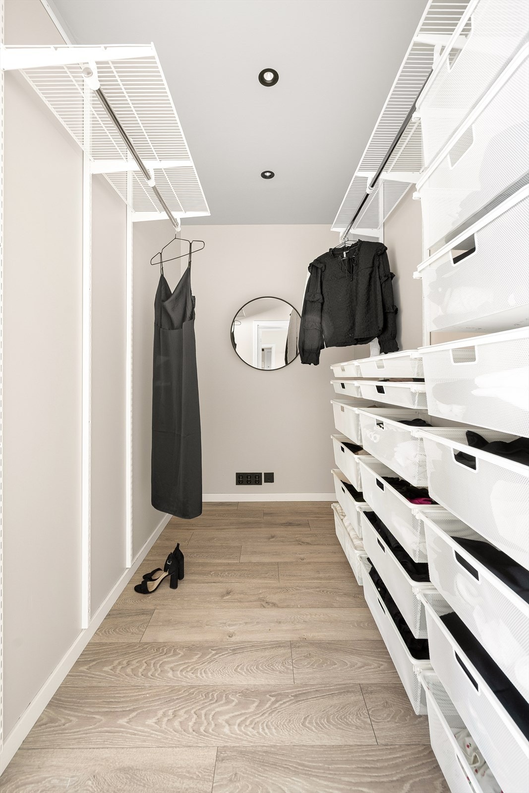 Godt med oppbevaringsplass i en fleksibel garderobeløsning. Galleribilde