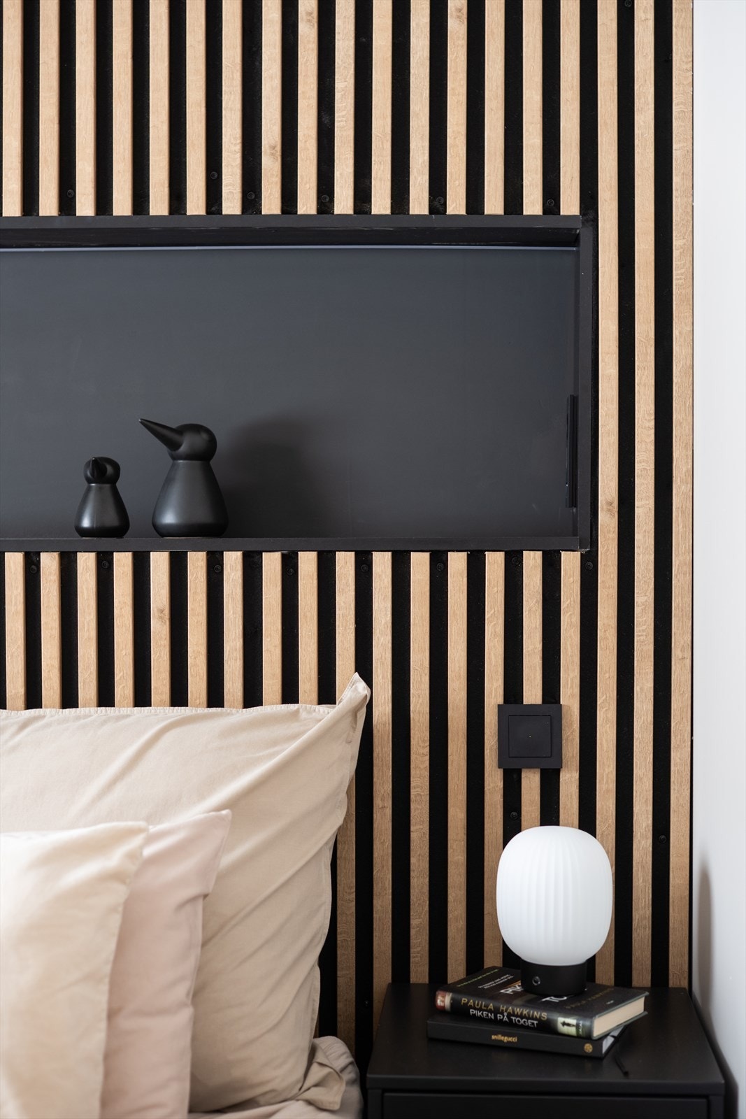 Den integrerte hyllen i spileveggen fungerer som en smart og dekorativ sengegavl. Galleribilde