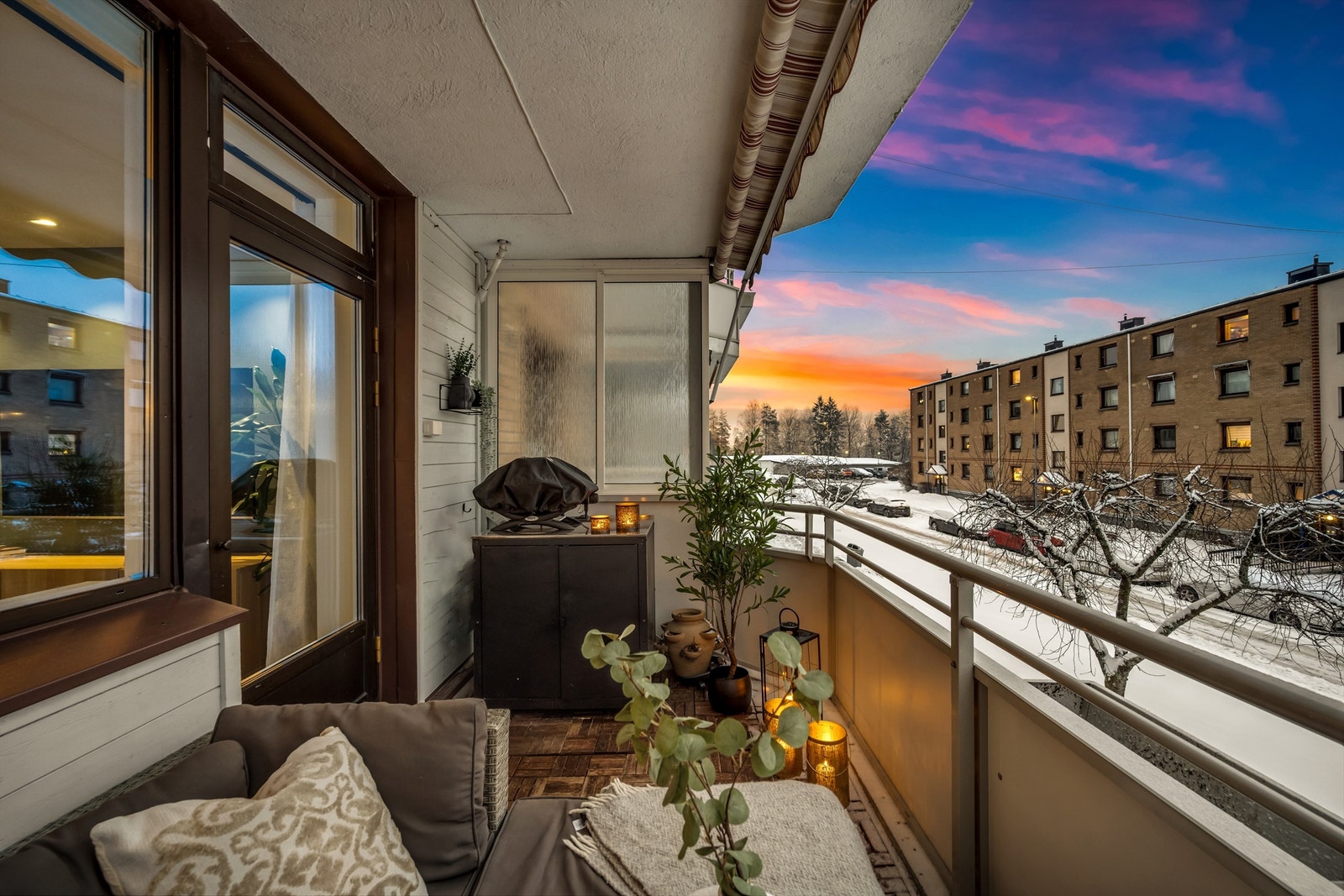 Nyt rolige kvelder på balkongen med utsikt over borettslagets fellesområder. Galleribilde