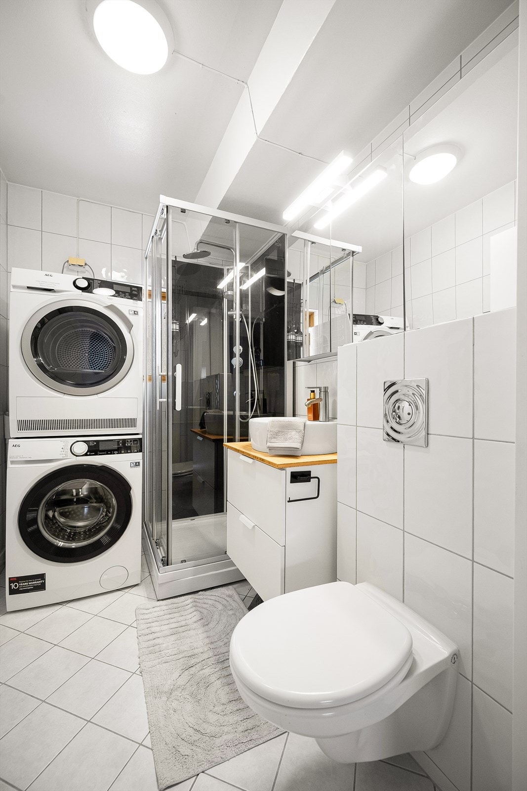 Flislagt bad med gulvvarme, vegghengt toalett og opplegg for vaskesøyle. TG3 på membran/sluk grunnet alder. Galleribilde