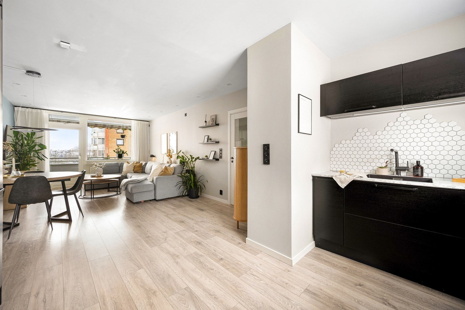 Gjennomgående laminatgulv og downlights i himling gir et helhetlig inntrykk. Galleribilde