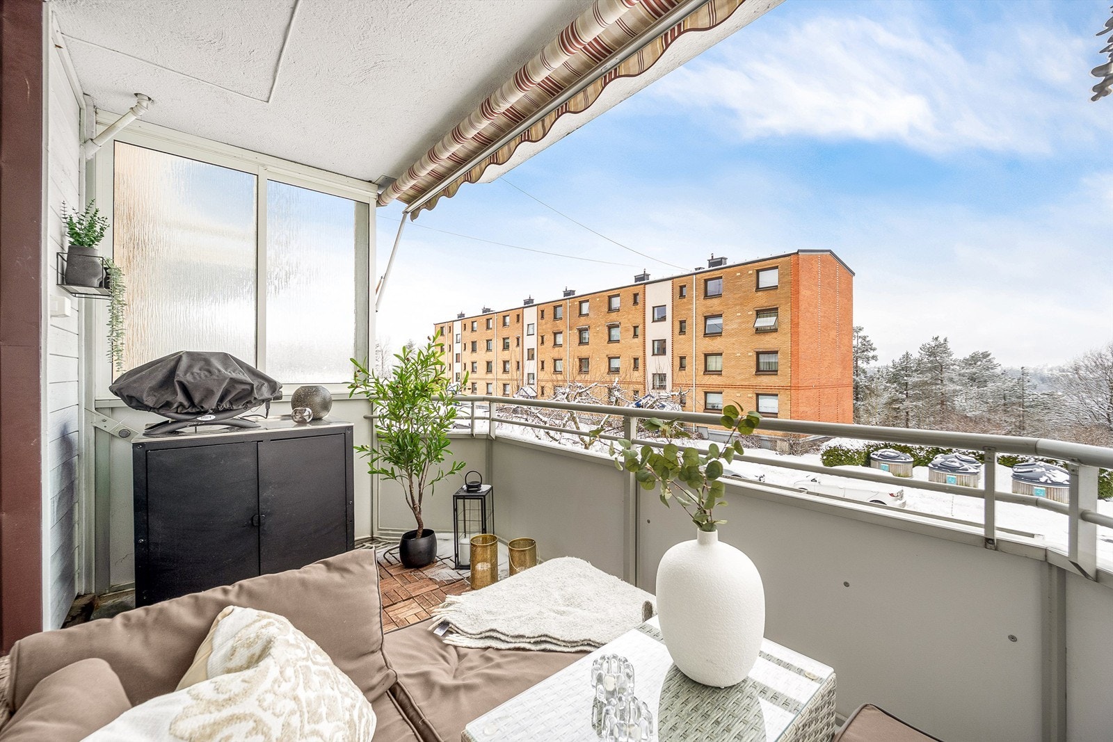 Balkongen er belagt med tremmer av tre og har rekkverk av metall og fasadeplater. Galleribilde