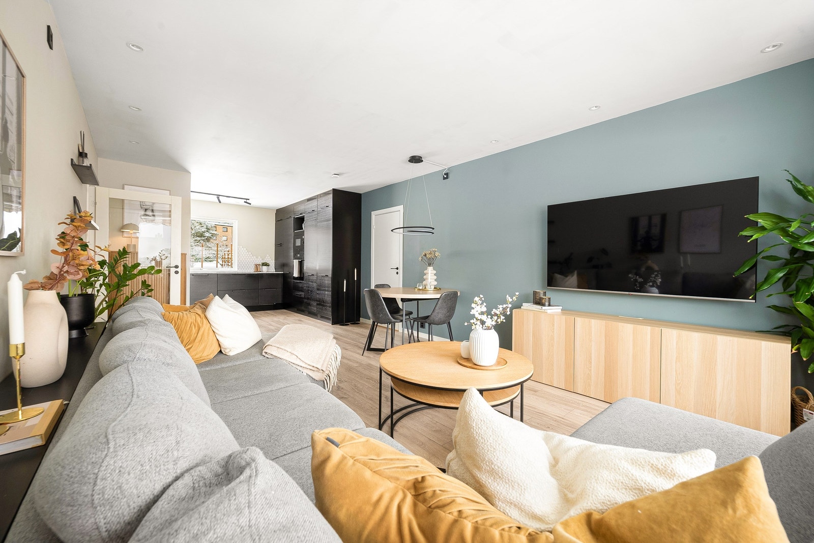 Her bor du komfortabelt med oppvarming og varmtvann inkludert i felleskostnadene. Galleribilde