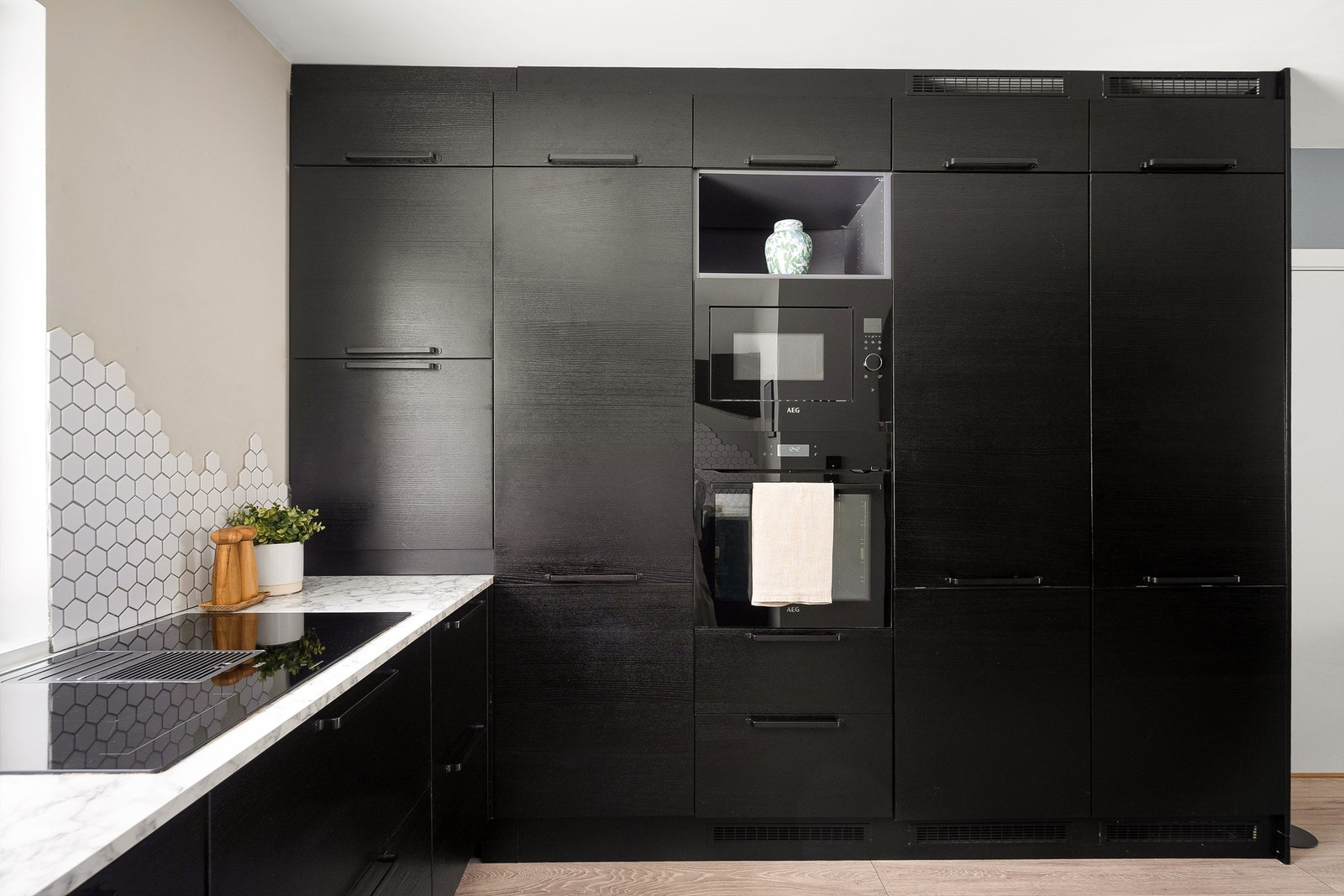 Rikelig med oppbevaringsplass i høyskap. Galleribilde