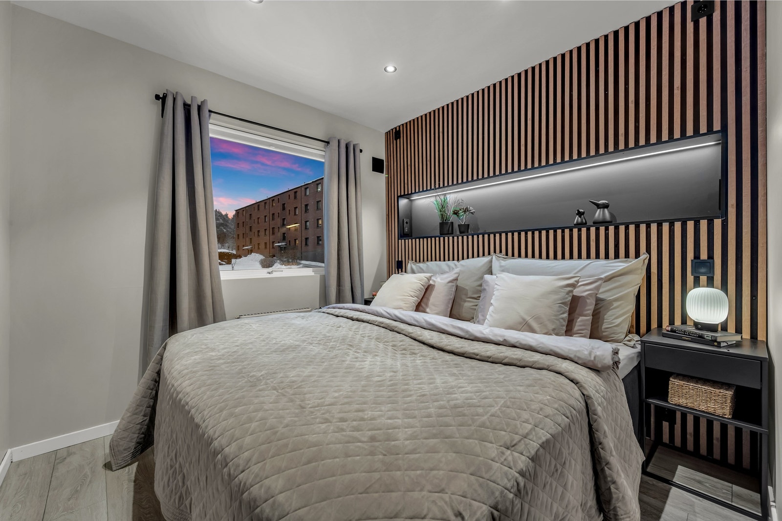 Den innebygde belysningen i spileveggen gir et behagelig og dempet lys. Galleribilde