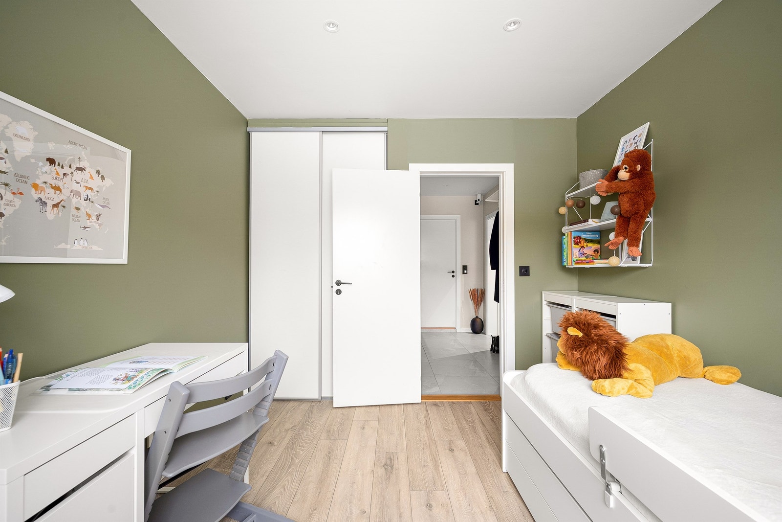 Soverommet har adkomst fra entré, og vender motsatt vei av hovedsoverommet. Galleribilde