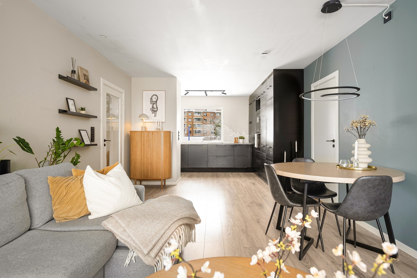 Det er god plass til både sofagruppe og spisebord i stuen. Galleribilde