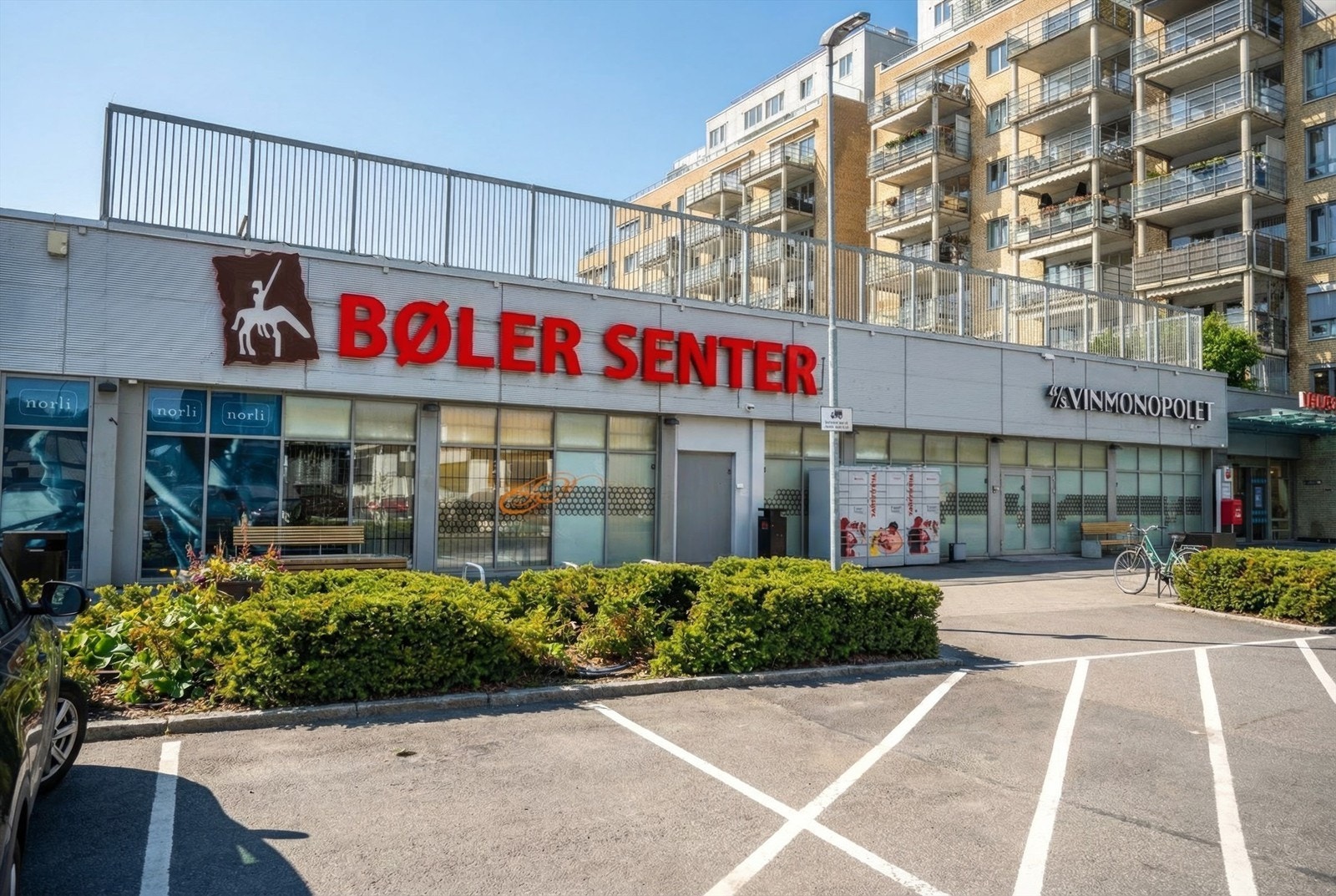 Bøler senter med blant annet Coop Mega, frisør, Vinmonopolet, Jernia og apotek. Galleribilde